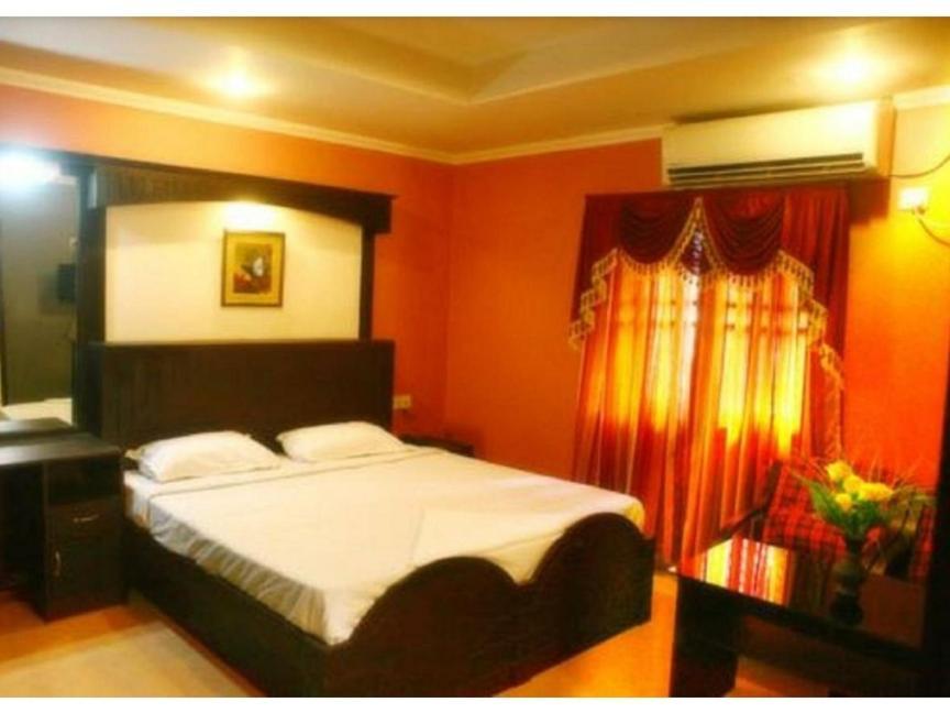 Hotel Priya Chengannur Room photo