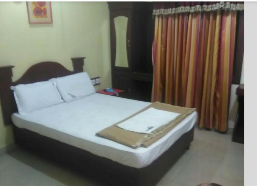 Hotel Priya Chengannur Exterior photo