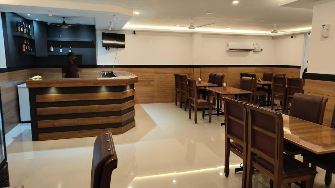 Hotel Priya Chengannur Exterior photo